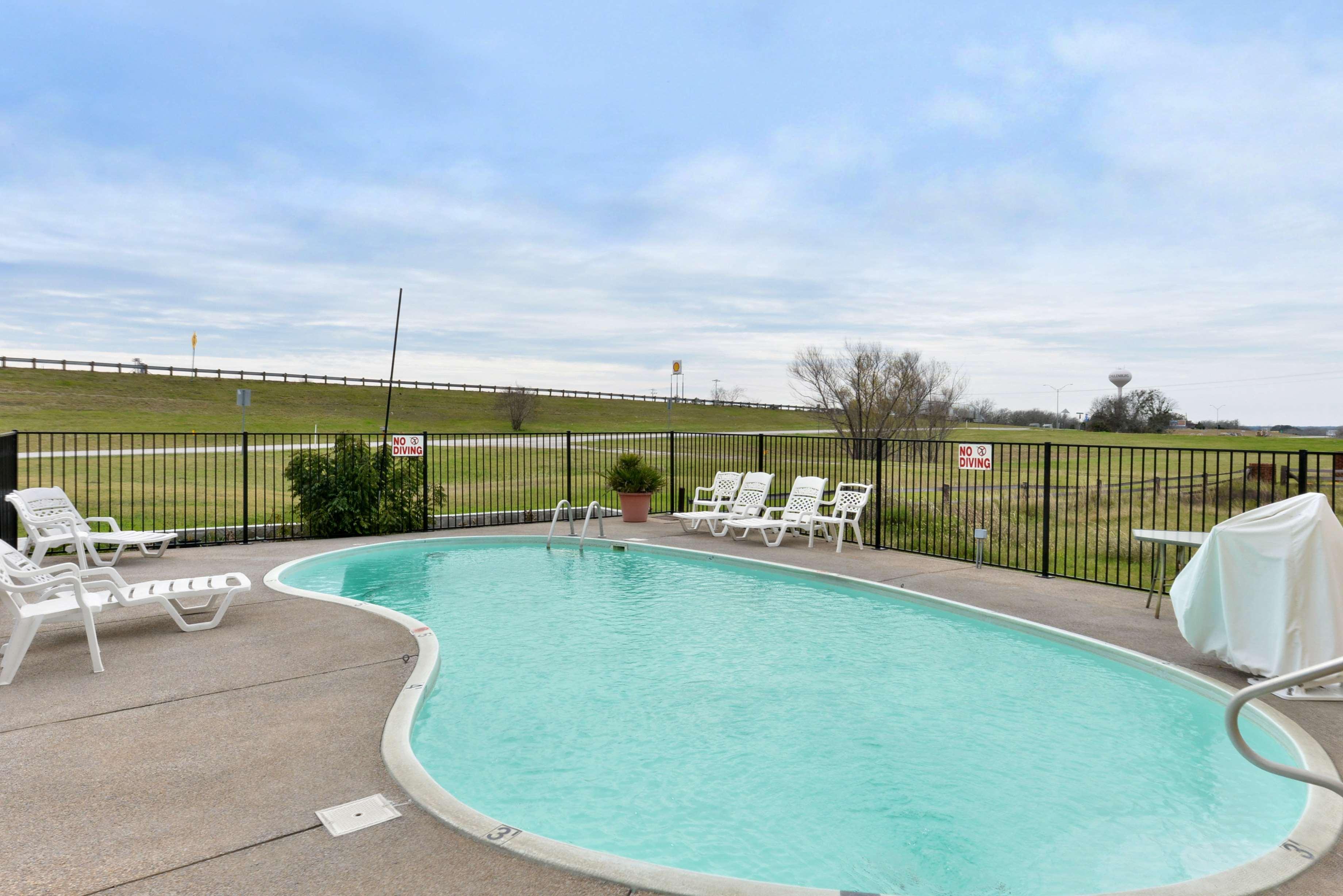 Americas Best Value Inn Schulenburg Bagian luar foto