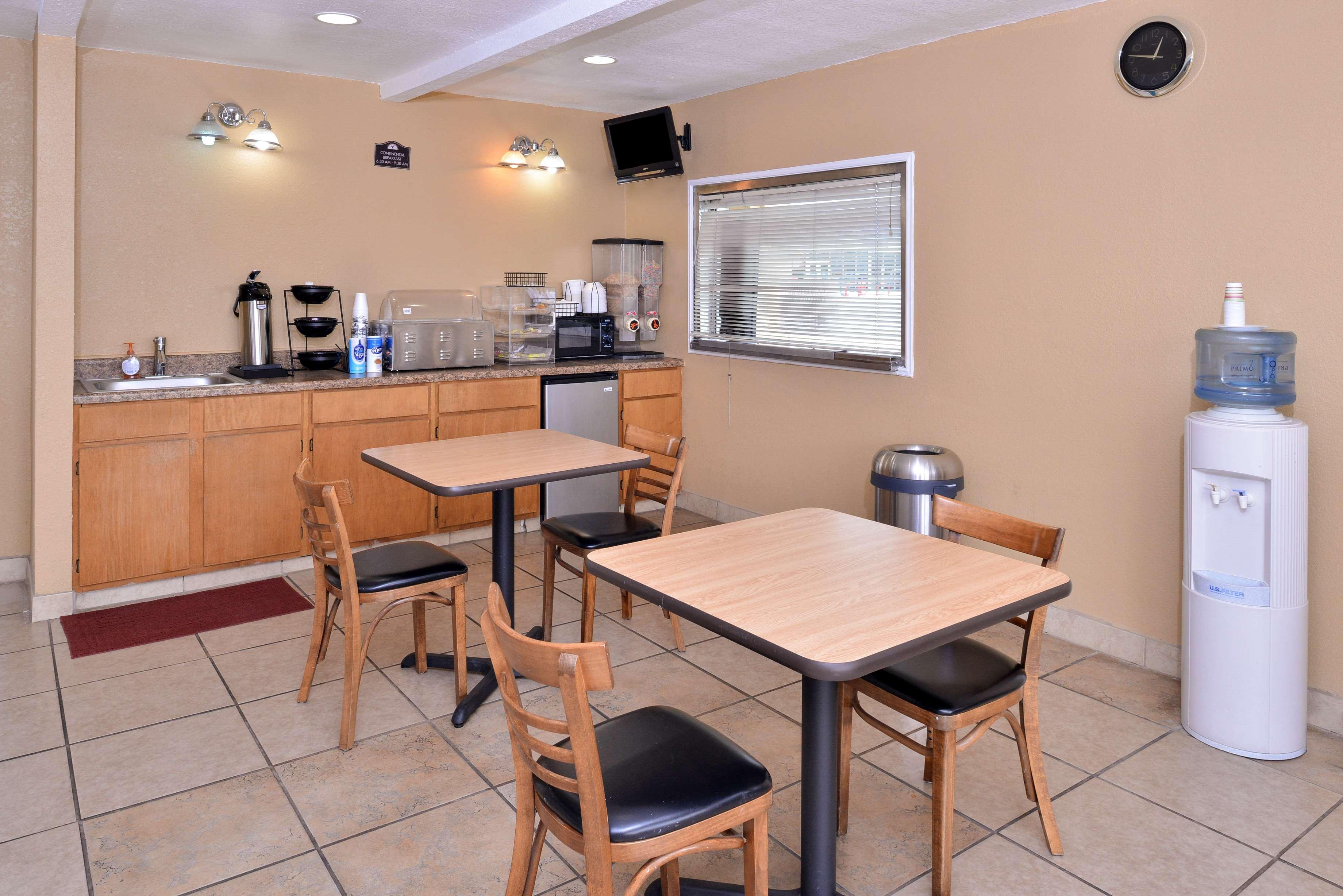 Americas Best Value Inn Schulenburg Bagian luar foto