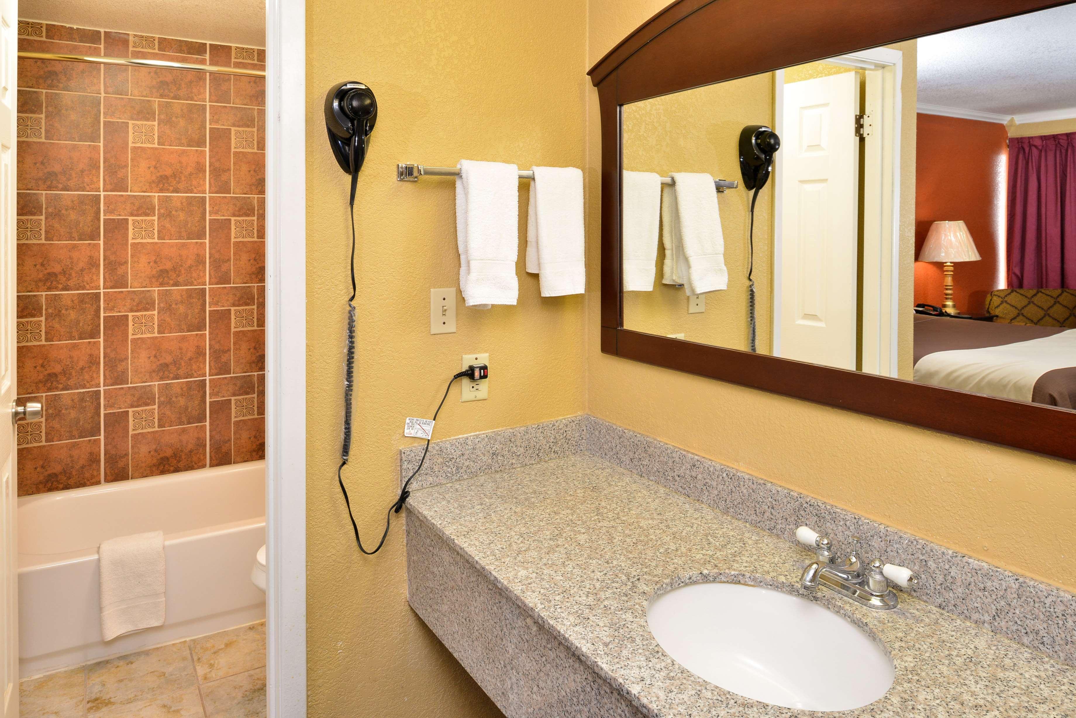 Americas Best Value Inn Schulenburg Bagian luar foto