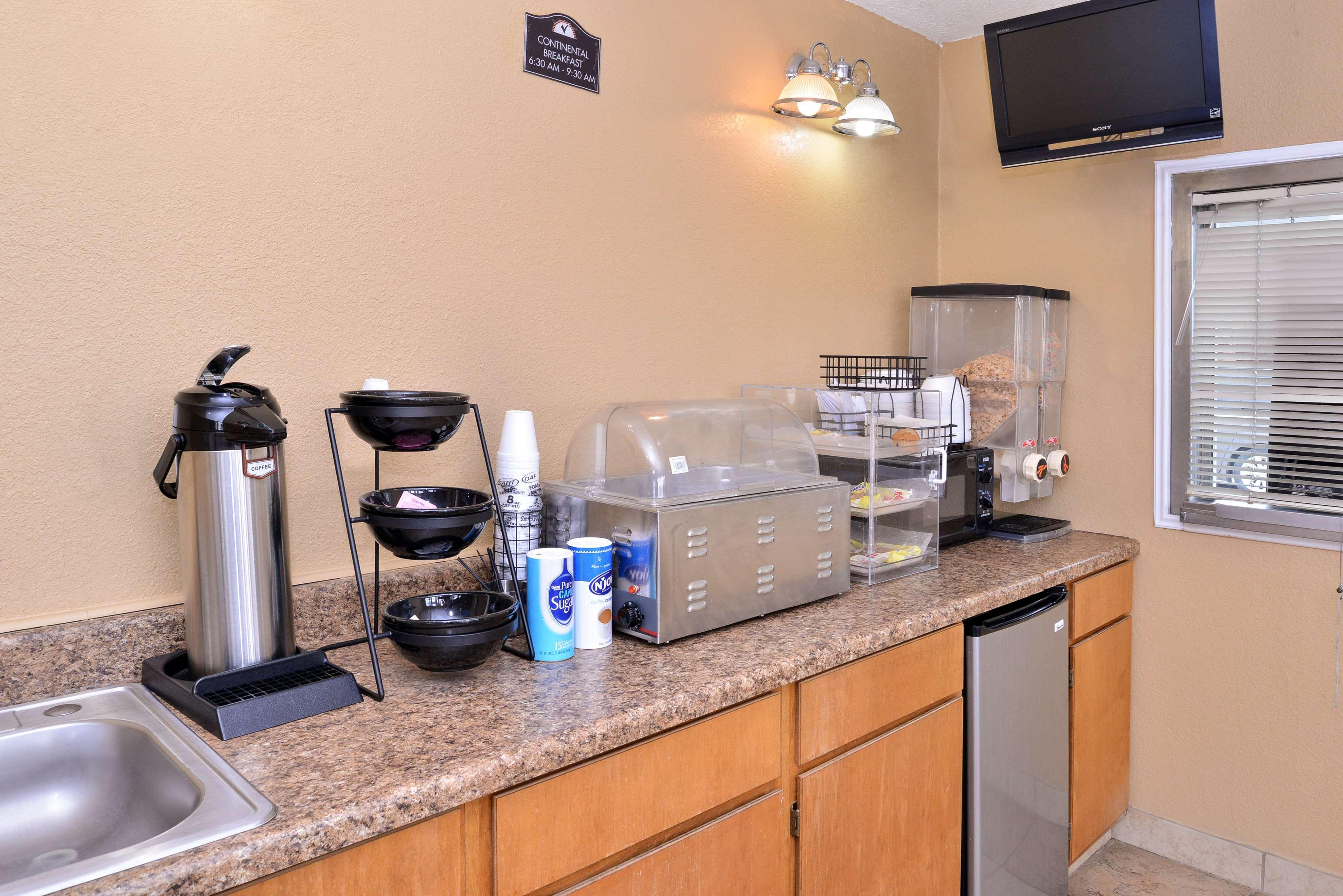 Americas Best Value Inn Schulenburg Bagian luar foto