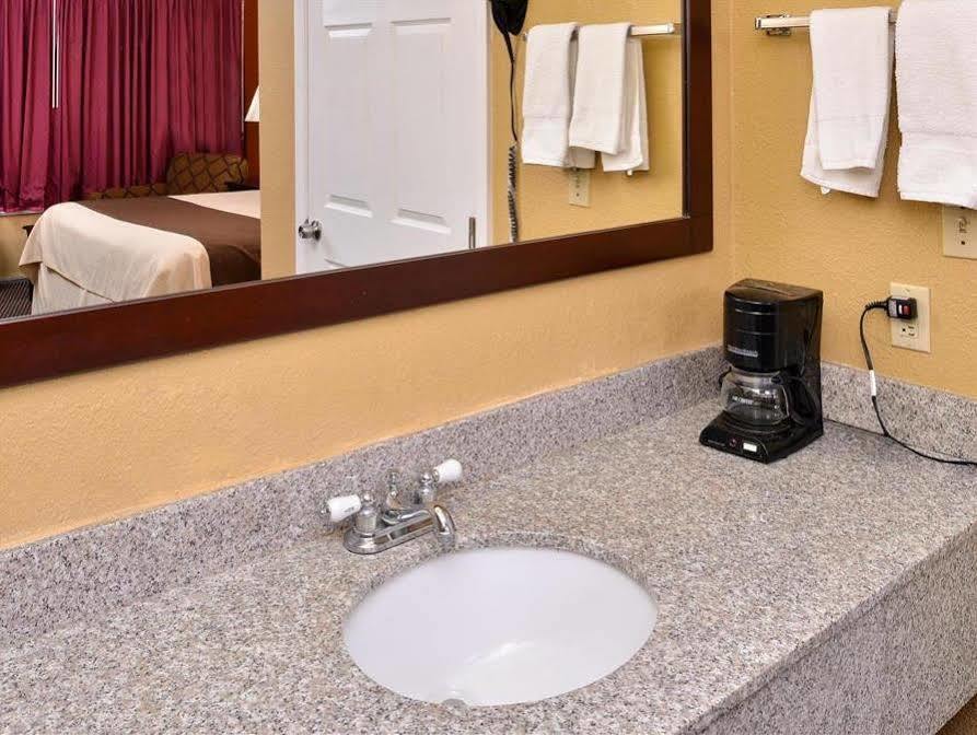 Americas Best Value Inn Schulenburg Bagian luar foto