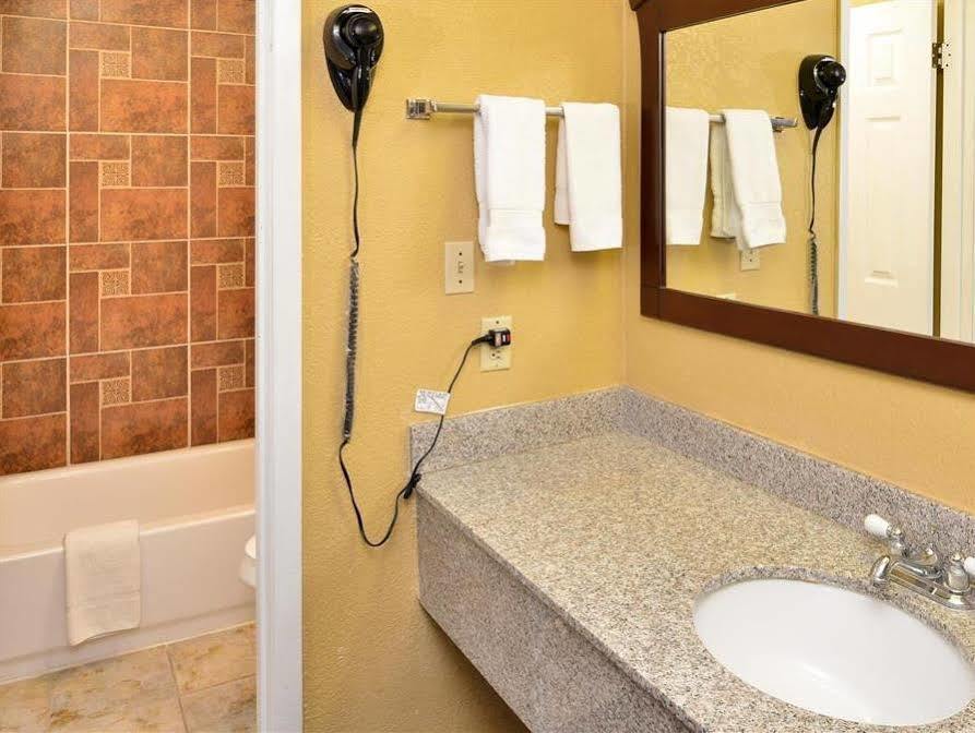 Americas Best Value Inn Schulenburg Bagian luar foto
